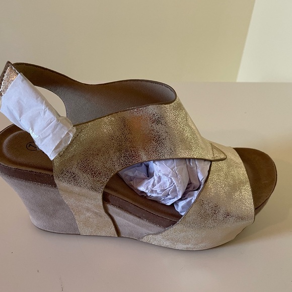 NWT a pair of gold sandals size 7 - Picture 5 of 8